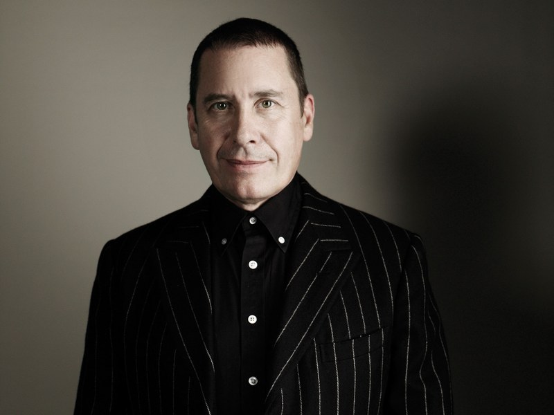 Für seine Verdienste um die britische Musikindustrie wurde Jools Holland zum Officer of the British Empire ernannt.