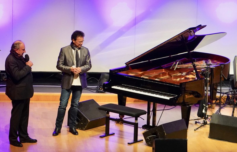 Michael Löbl erzählte, wie der Bösendorfer aus dem Wiener Konzerthaus in die Kulturbühne AmBach kam, wo er nun das Konzertgeschehen bereichern wird. Mit im Bild: Silfredo Pérez.