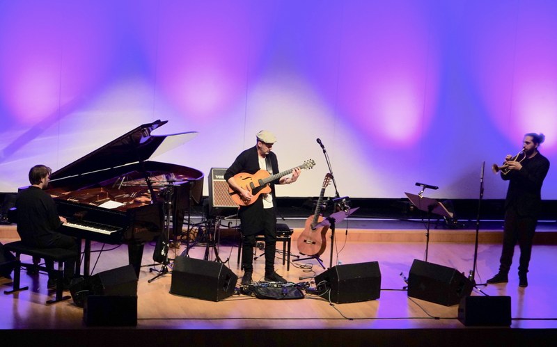Wolfgang Muthspiel war im Rahmen der Reihe "Gitarre amBach" mit seinen Musikerkollegen Colin Vallon am Klavier und Mario Rom an der Trompete in der Kulturbühne AmBach zu Gast.