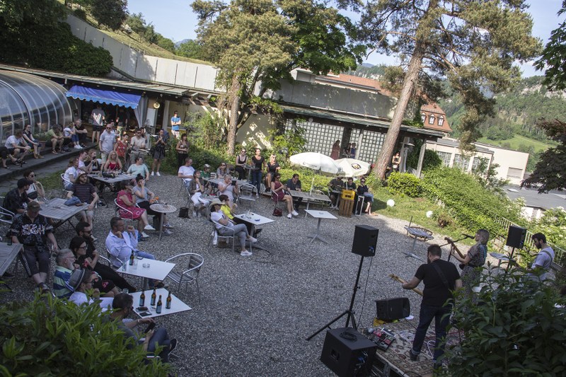Ein Terrassenkonzert in malerischer Kulisse an einem perfekten Tag