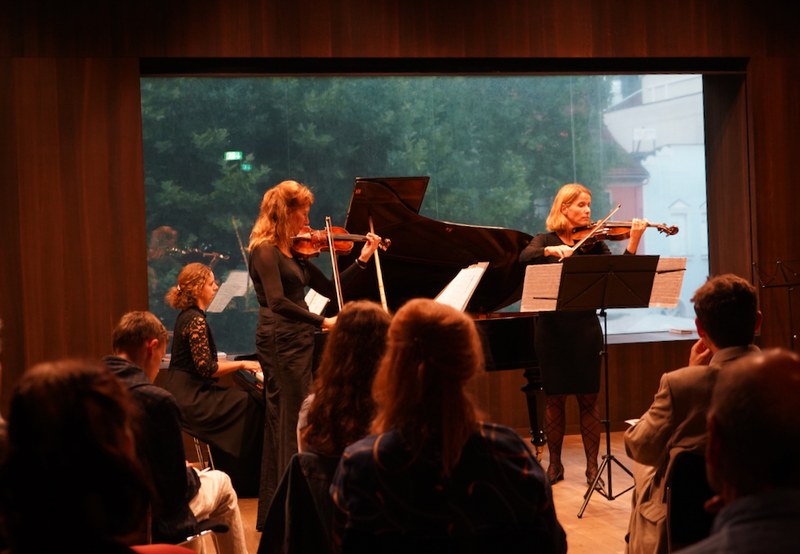 Ines Schüttengruber am Klavier, Jacqueline Roscheck an der Violine und Katharina Plankensteiner an der Viola musizierten im vorarlberg museum in Kooperation mit der ÖGNM neue Werke von österreichischen Komponistinnen und Komponisten.