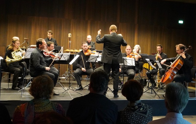Das ensemble plus unter der Leitung von Thomas Gertner stellte im Rahmen eines Porträtkonzertes im vorarlberg museum  die musikalischen Gedanken- und Gefühlswelten von Gerda Poppa hervorragend dar.