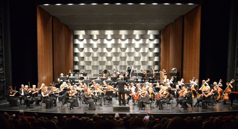 Das "Hallé Orchestra Manchester" musizierte präsent und war auf fulminante Klangwirkungen bedacht