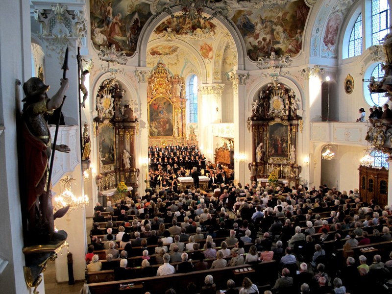 In der prächtigen Innengestaltung des Raumes verbanden sind musikalische und architektonische Strukturen zur wunderbaren Symbiose.