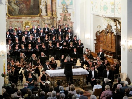 Eine Glanzleistung erbrachte unter Manfred Honecks Leitung der erstmals in diesem Rahmen tätige Philharmonische Chor aus Prag