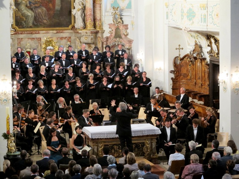Eine Glanzleistung erbrachte unter Manfred Honecks Leitung der erstmals in diesem Rahmen tätige Philharmonische Chor aus Prag