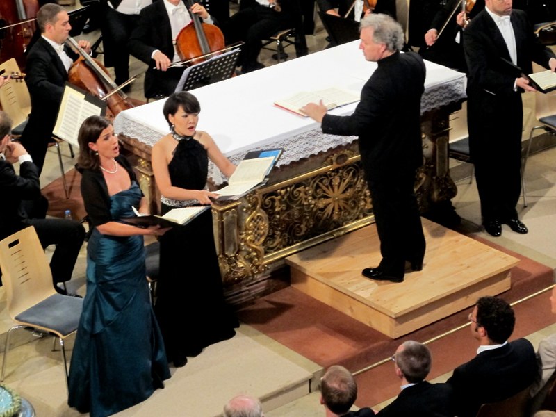 Fügte sich mit ihrem kostbaren Alt nahtlos ins internationale Solistenquartett ein: Martina Gmeinder aus Wolfurt (ganz links)