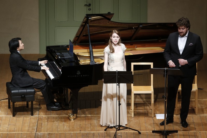 Kit Armstrong war bei einer literarisch-musikalischen Performance im Rahmen der Schubertiade Hohenems am Klavier und als Komponist zu erleben. Die Sopranistin Samantha Gaul und der Tenor Mauro Peter verliehen unter anderem fünf Uraufführungen ein starkes musikalisches Profil. (© Schubertiade Hohenems)