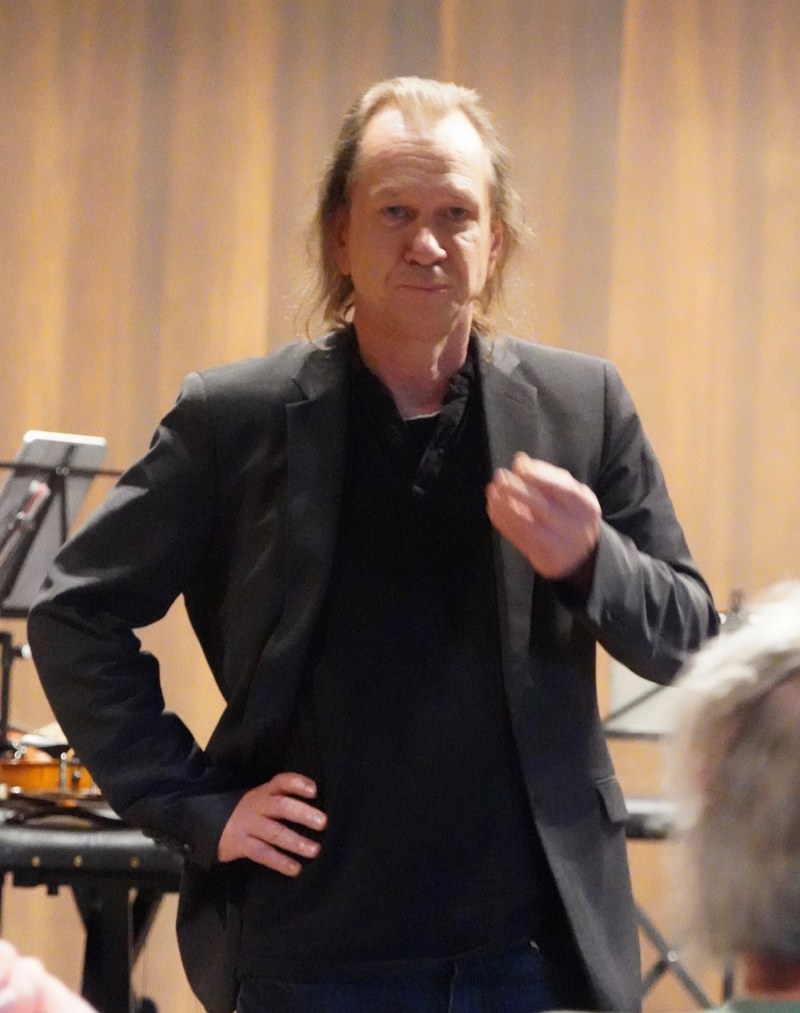 Michael Floredo gab vor der Aufführung seines Duetts für Flöte und Posaune Denkanstöße zum Dualismus der Begriffe „Analog" und „Digital".