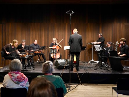 Das Ensemble Plus unter der Leitung von Thomas Gertner musizierte im vorarlberg museum auch Werke mit Electronics und zeigte damit auf, dass sich dessen musikalisches Repertoire erweitert hat.