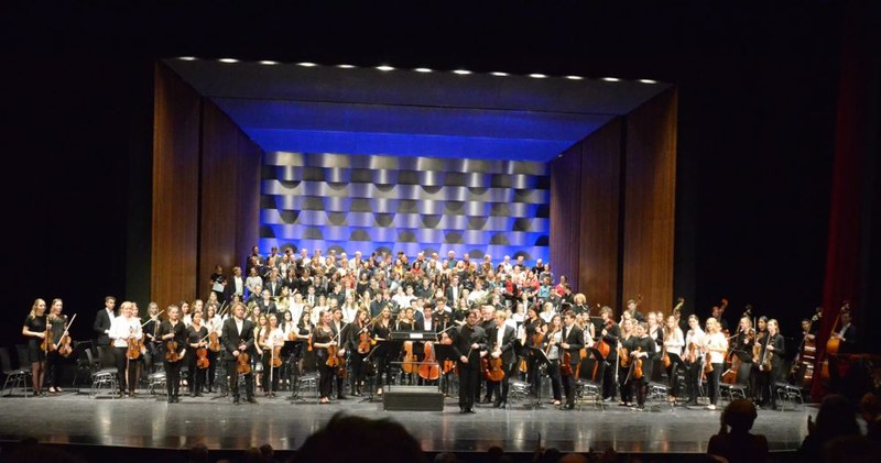 Der Kinderchor und das Jugendorchester interpretierten "Over the rainbow"