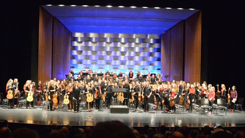 Nach einer festlichen Fanfare lenkte das riesige Orchester der Zupfinstrumente die Aufmerksamkeit auf sich.