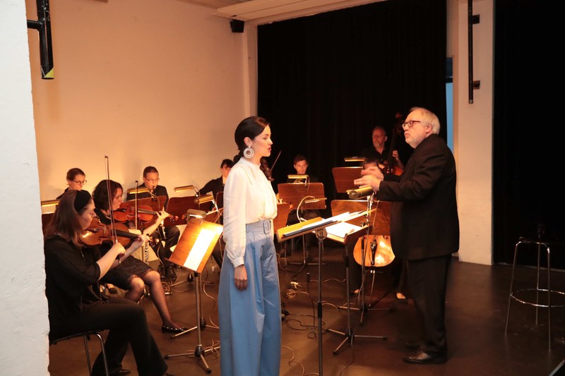 Für das ensemble plus hat Richard Dünser bereits einige Werke komponiert und öfters steht er als musikalischer Leiter am Pult. So auch beim Geburtstagskonzert, bei dem unter anderem der Liederzyklus "Da unten im Tale" mit der Sopranistin Elisabeth Breuer zu erleben war. (Fotos: Arno Meuburger)