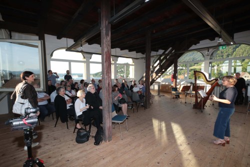 Den ersten Konzertteil gestalteten die Musikerinnen und Musiker im Martinsturm, wo Kulturamtsleiterin Jutta Dieing die Zuhörenden begrüßte.