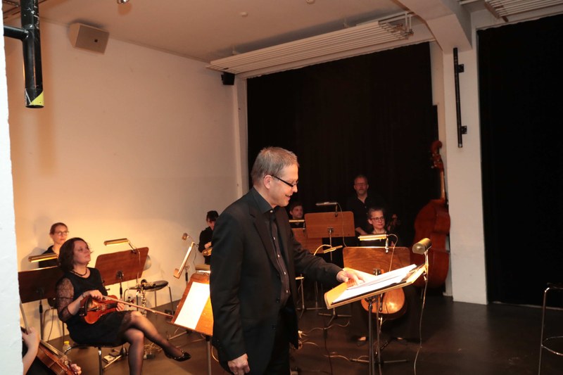 In seiner humorvollen Laudatio erinnerte Martin Schelling an gemeinsame musikalische Erlebnisse und dankte dem Komponisten.