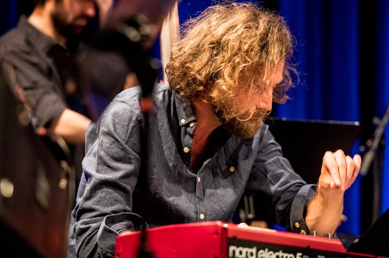 Benny Omerzell entlockte seinem passenderweise knallrot gefärbten Nord Electro 5D die außergewöhnlichsten Vintage-Keyboard-Sounds