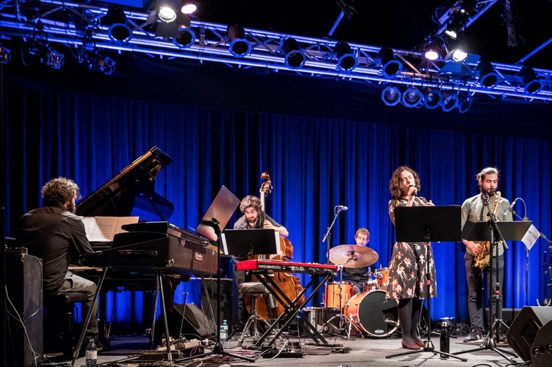 Der Abend hatte mit einem Überraschungs-Set gestartet: das onQ Quintett feat. die aus Slowenien stammende Vokalistin Patricija Skof (alle Fotos: © Stefan Hauer)