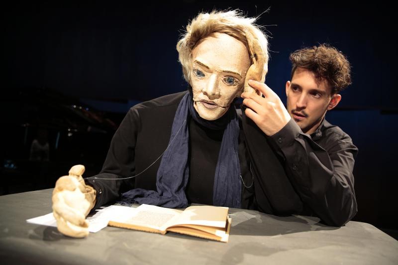 Nikolaus Habjan belebte die von ihm gebaute Puppe und ermöglichte auf diese Weise eine Lesung mit dem legendären Schauspieler und Rezitator Oskar Werner. (Fotos: Anja Köhler)
