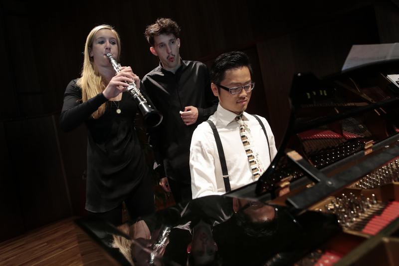 Zum Schluss spielten die beiden Musiker mit der Klarinettistin Lila Scharang im Trio. Erstaunlich gut mischten sich dabei die Klangfarbe des Pfeifers mit der Klarinette.