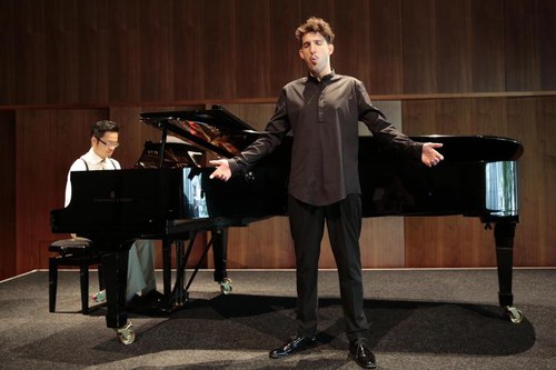 Der Kunstpeifer Nikolaus Habjan, am Klavier begleitet von Daniel Nguyen, unterhielt das Publikum im vollbesetzten Seestudio mit virtuosen Koloraturarien.