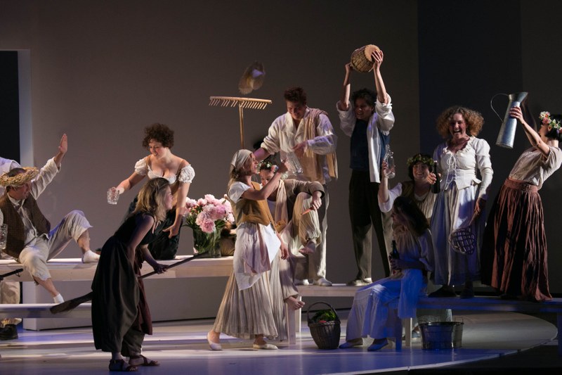 Der Feldkircher Kammerchor (Einstudierung Benjamin Lack) beschwört in einer idyllischen Szene den Zauber der schwedischen Mittsommernacht (Kostüme: Andrea Uhmann)