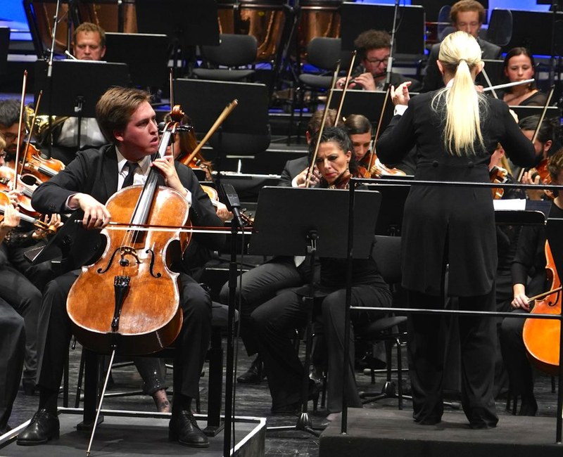 Alexey Stadler zählt derzeit zu den bemerkenswertesten Cellisten der jungen Generation. Mit der Werkdeutung des ersten Cellokonzertes von Dmitri Schostakowitsch zog er das Publikum im Festspielhaus Bregenz in seinen Bann.