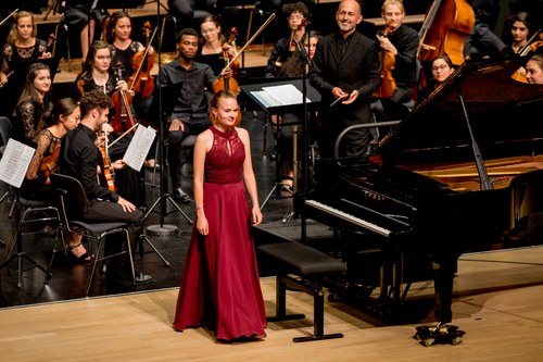 Die Solistinnen und Solisten wurden vom Publikum begeistert und herzlich gefeiert, hier: die Pianistin Mayya Melnichenko.