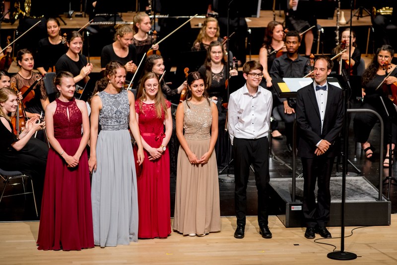 Mayya Melnichenko (Klavier), Ayleen Weber (Saxophon), Johanna Bilgeri (Fagott), Francesca Temporin (Violine), Kilian Erhart (Violoncello) und Michael Gundolf Loß (Klavier) (v.l.n.r.) waren die Solistinnen und Solisten des diesjähren Festkonzertes mit dem Symphonieorchester des Vorarlberger Landeskonservatorium unter der Leitung von Benjamin Lack im Feldkirchen Montfortsaal. (Fotos: Victor Marin)