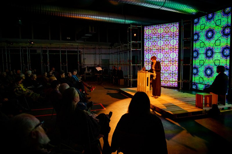 Der von Christina Schlüter, Helmut Dietrich und Hugo Dworzak geschaffene Bühnenraum bot eine ideale Atmsophäre für die Beerdigung der Gewissheiten. Alice Laagay hielt die Trauerrede. (Fotos: Victor Marin)