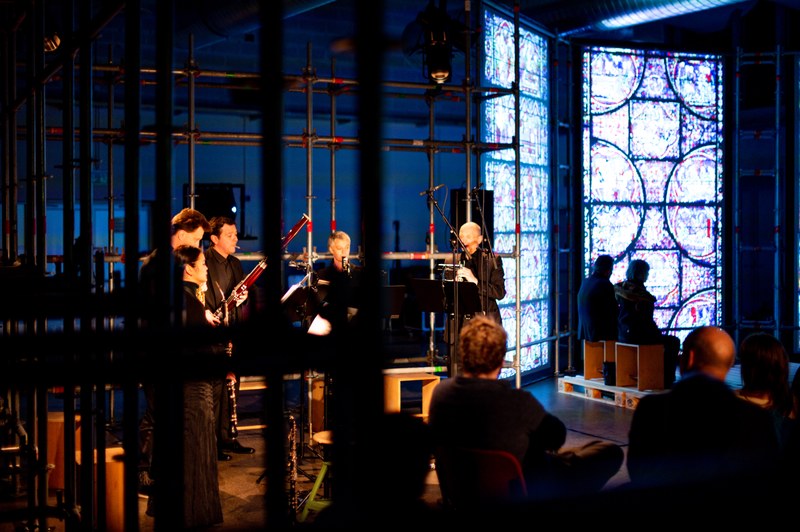Das Vienna Reed Quintet passte klanglich hervorragend zur sakralen Stimmung im Alten Hallenbad. Heri Choi (Oboe und Englischhorn), Heinz-Peter Linshalm (Klarinette), Alfred Reiter (Saxophon), Petra Stump-Linshalm (Bassklarinette) und Marcelo Padilla (Fagott) musizierten anregende Kompositionen von Rameau, Ravel, Nina Simone und Carola Bauckholt.