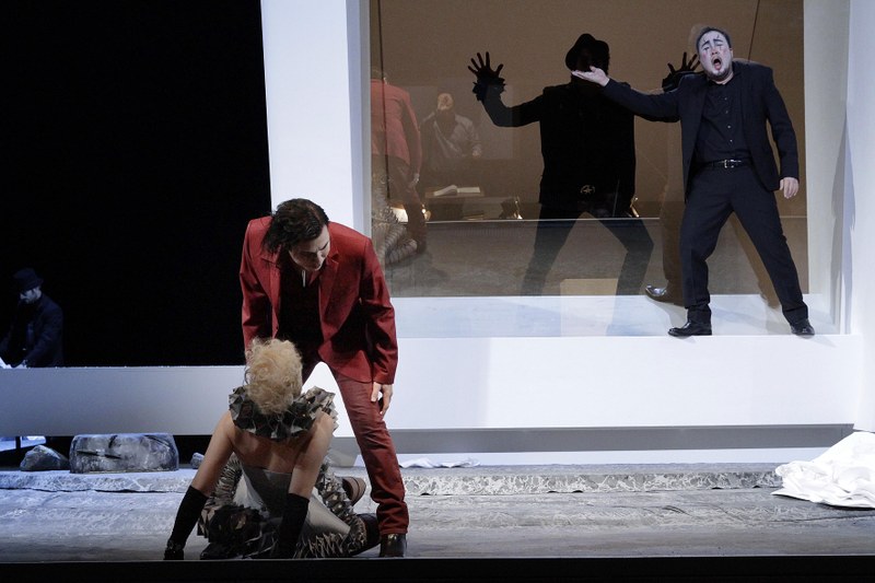 Ein Herzog, der sich ungeniert und brutal der Damenwelt bedient, und sein Hofnarr Rigoletto, der ihm neues „Material“ zutreibt (Jesús León als Herzog, links, Leo An als Rigoletto).