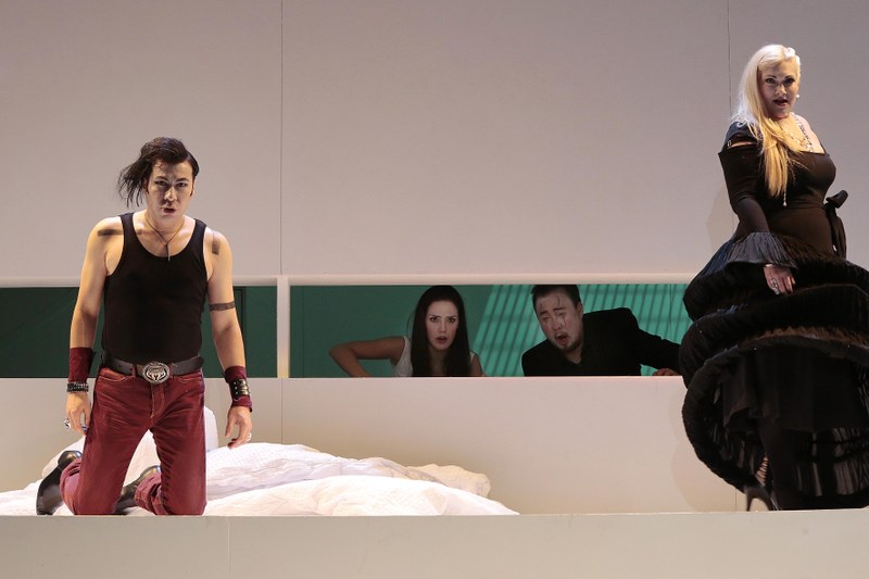 Die Vorarlberger Mezzosopranistin Veronika Dünser (rechts) bezirzt als Maddalena den Herzog (links). In sicherer Deckung Rigoletto und seine Tochter Gilda.