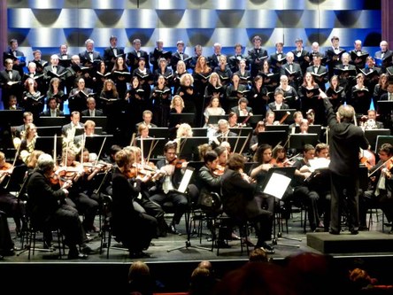 Das Energiebündel Gerard Korsten und "sein" Orchester brillierten auf allen Ebenen, der Bregenzer Festspielchor überraschte