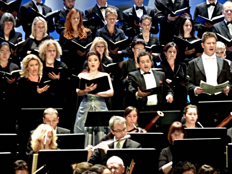 Christiane Boesiger, Sopran, Kinga Dobay, Alt, Michael Nowak, Tenor, und Daniel Borowski, Bass: Der Glanz der Stimmen des Solistenquartetts erhob sich mühelos über den Orchesterklängen