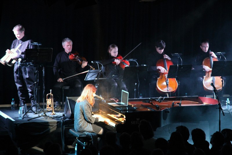 One-woman-Show mit perfekter Bandbegleitung (© Michael Fritz)