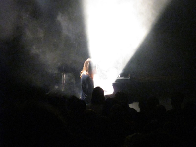 Perfekte Lichtdramaturgie für schattseitige Songs (© Peter Füßl)