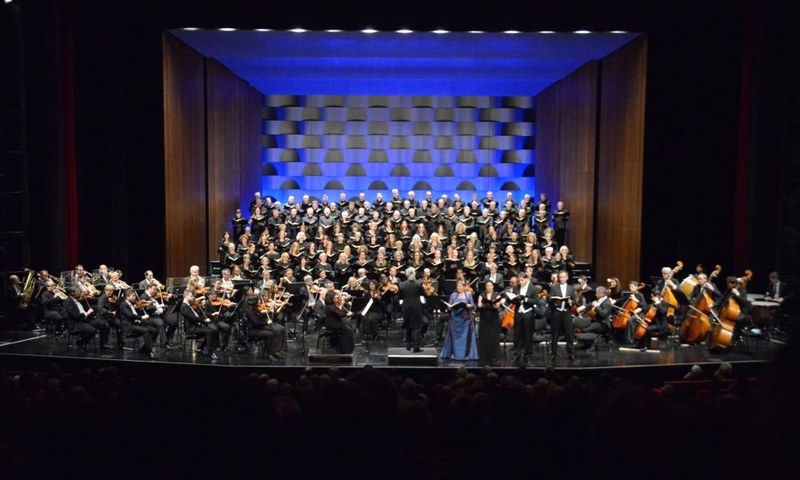 Im Rahmen eines groß angelegten Freundschaftsprojektes mit Mitwirkenden aus dem Dreiländereck interpretierten der Konzertchor Schaffhausen, der Kammerchor "Vocale Neuburg" und die Südwestdeutsche Philharmonie Konstanz unter der Leitung von Guido Helbling im Bregenzer Festspielhaus die "Messe da Requiem" von Guiseppe Verdi.