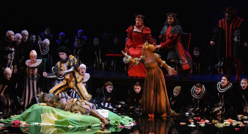 Als Finte führt Hamlet dem König in einem „Theater im Theater“ seinen eigenen Mord vor Augen, mit dem er sich den Weg zum Thron freigemacht hat. Daraufhin beschließt der König (Claudio Sgura, hinten), Hamlet zu ermorden.