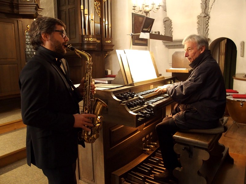 Vogelgesänge, Annäherungen an die Natur und der "Sonnengesang" des Franz von Assisi im neuen Werk von Bruno Oberhammer bildeten den Kern des stimmungsvollen Basilikakonzertes mit Bruno Oberhammer an der Orgel und dem Saxophonisten Fabian-Pablo Müller. (Foto: Fritz Jurmann)