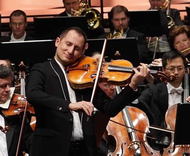 Der Bratschist Antoine Tamestit musizierte bei den Bregenzer Meisterkonzerten mit den Wiener Symphonikern unter der Leitung von Francois-Xavier Roth. Sinnlich und glaubhaft verkörperte der Solist den Harold in der Symphonie "Harold en Italie" von Hector Berlioz.