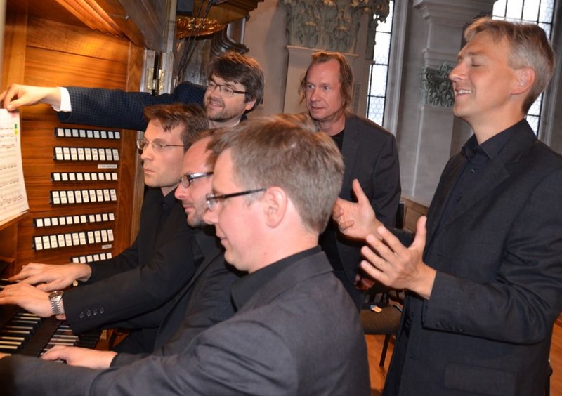 Im Rahmen der Konzertreihe des Vereins "newart music contrapunkt" musizierten Benjamin Guélat, Jürgen Natter und Matthias Maierhofer unterstützt vom Registranten Andreas Etlinger unter der Leitung von Matthias Giesen auf engstem Raum.