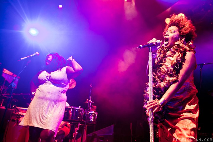 Eine mitreißende Show: Macy Gray nebst "Frontground-Sängerin"