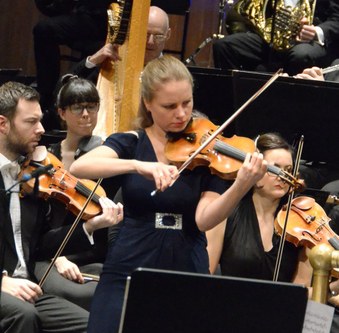 Die aus München stammende Geigerin Julia Fischer begeisterte mit ihrer Werkdeutung des Violinkonzertes, op. 15 von Benjamin Britten beim Bregenzer Meisterkonzert das Publikum.