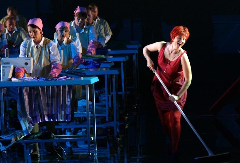 "Miss Fortune" Tina, die sich im Lebenskampf gegen das Schicksal glaubhaft profiliert, erhält durch Emma Bells sicheren Sopran auch die leichte, mädchenhafte Ausstrahlung © Bregenzer Festspiele / Karl Forster