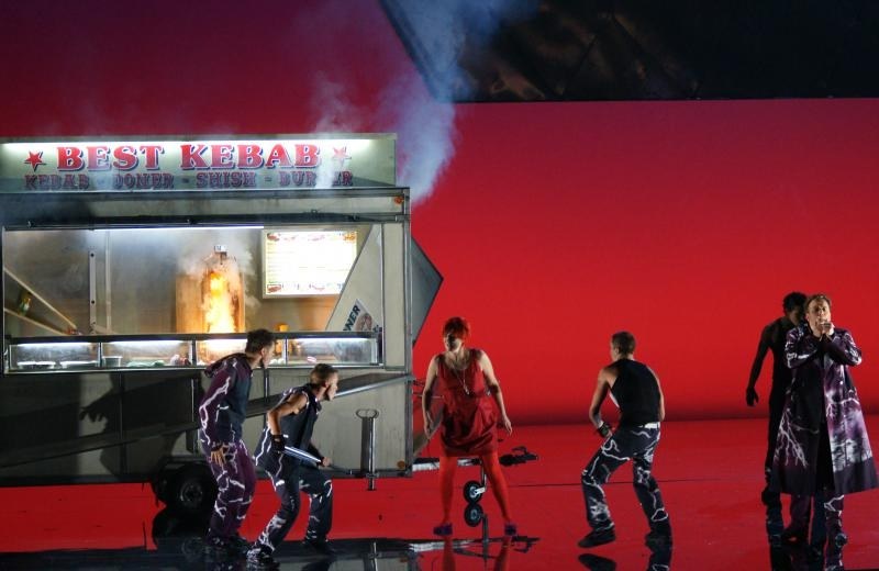 Vom Schnürboden wird eine Kebab-Bude herab gelassen © Bregenzer Festspiele / Karl Forster