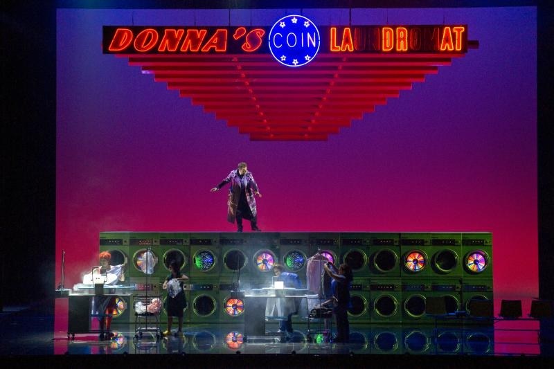 Sind die originellen Einfälle wie ein Waschsalon dem britischen Humor der Komponistin oder dem Einfallsreichtum des chinesischen Regisseurs Chen Shin-Zheng oder dem Bühnenbildner Tom Pye entsprungen © Bregenzer Festspiele / Karl Forster