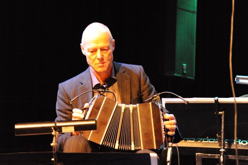 Roland Klugger: Gastmusiker am Bandoneon.
