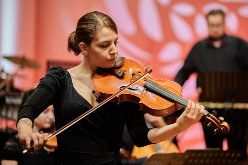 Klangsinnlich formte die Bratschistin Imgesu Tekerler den Solopart in Morton Feldmans Stück "The Viola in My Life".
