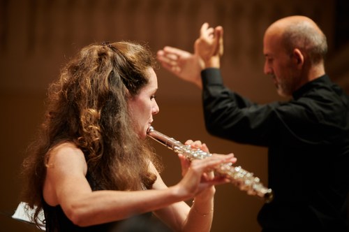 Die Flötistin Héléna Macherel gestaltete den Flötenpart im neuesten Werk von Martin Skamletz, das im Festsaal des Landeskonservatoriums uraufgeführt wurde, souverän aus.