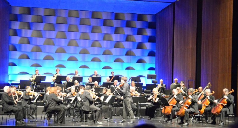 Das englische Kammerorchester "Academy of St. Martin in the Fields" spielte unter der Leitung von Joshua Bell mitreißend. Sein Geigenbogen diente gleichzeitig als Dirigentenstab.